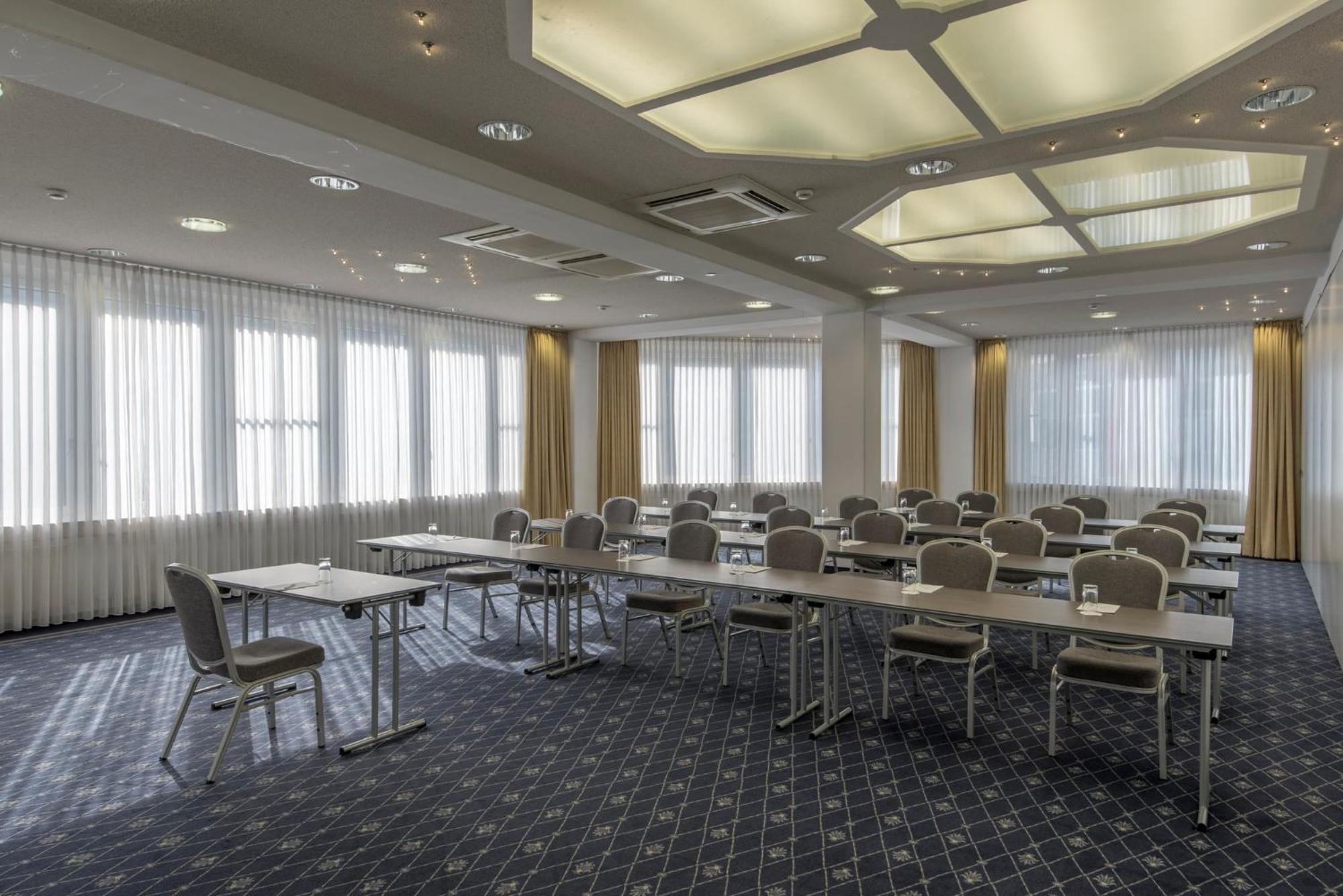 Holiday Inn Munich Unterhaching By Ihg Екстер'єр фото