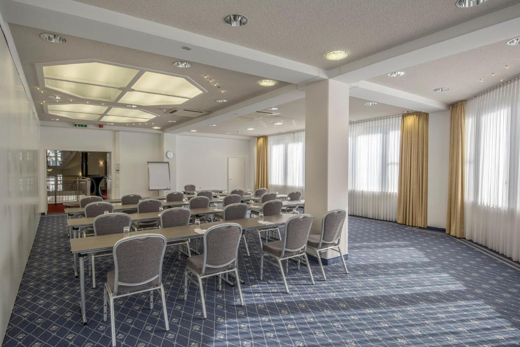 Holiday Inn Munich Unterhaching By Ihg Екстер'єр фото